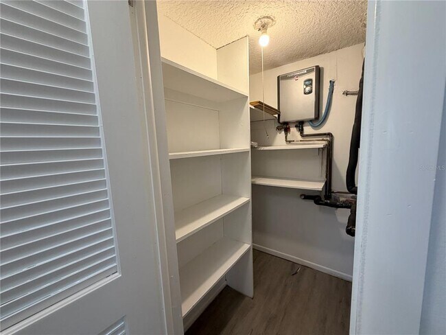 Building Photo - 1524 Lakeview Rd