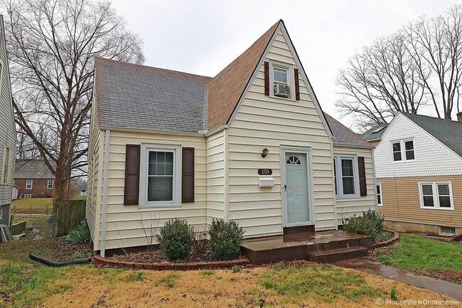 Building Photo - Available THIS SUMMER-Spacious Home Close to Campus