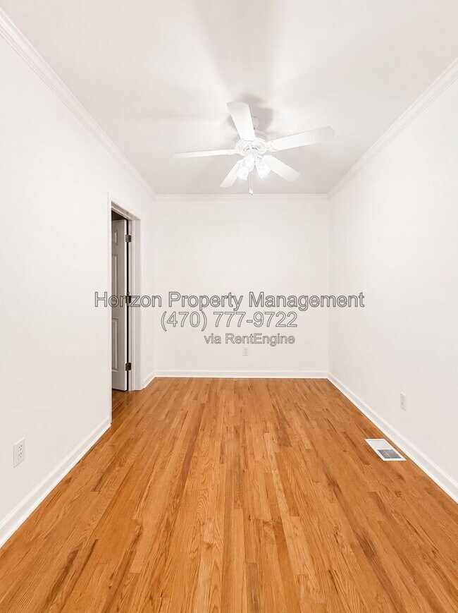 Building Photo - 3235 Bentwood Close