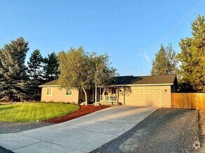Building Photo - Coming Soon! UNFURNISHED and Updated Singl...