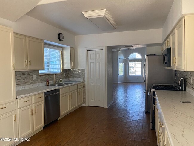 Building Photo - 5028 W Hurston Dr