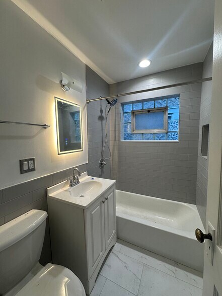 Building Photo - 1622 N Long Ave