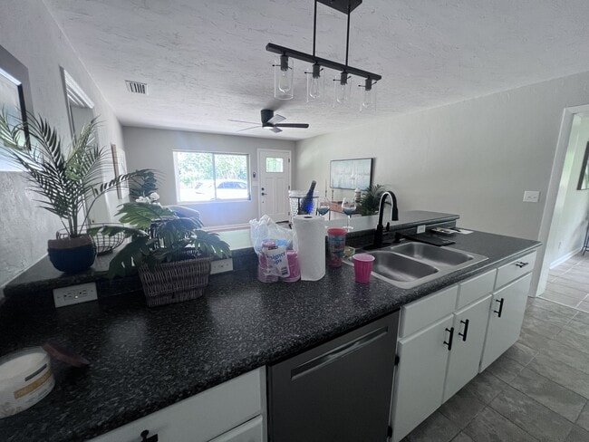 Building Photo - 3857 W University Ave