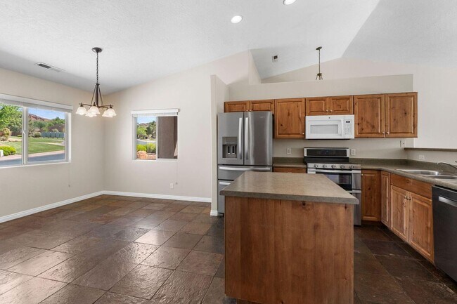 Building Photo - Sedona Hills Stunner!