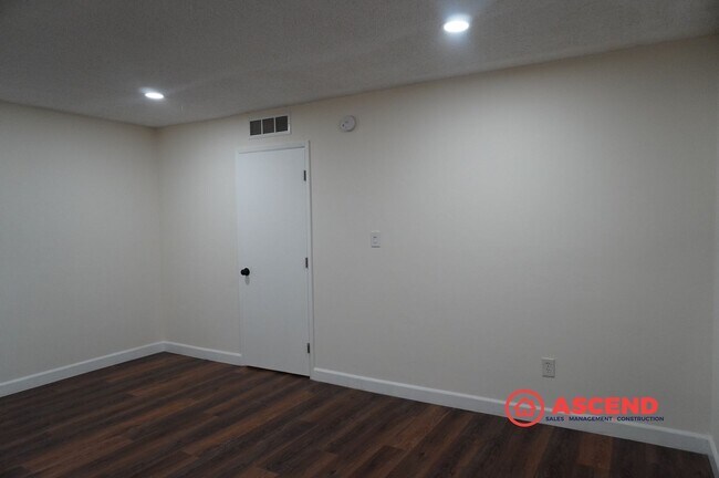 Building Photo - Spacious 4BR/2BA Bakersfield Home with Fireplace