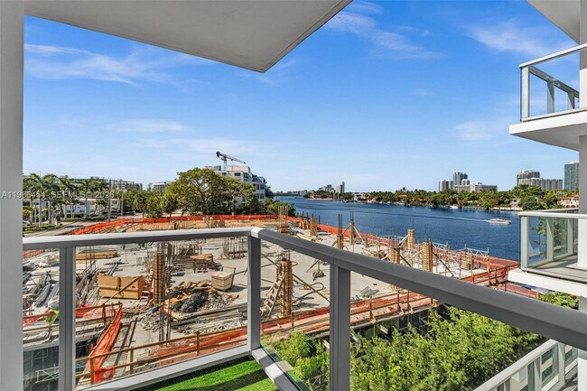 Building Photo - 9901 E Bay Harbor Dr