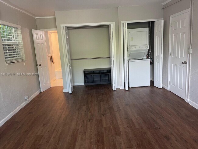 Building Photo - 305 NE 15th Ave