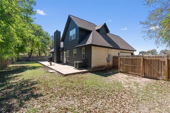Building Photo - 312 Country Club Dr