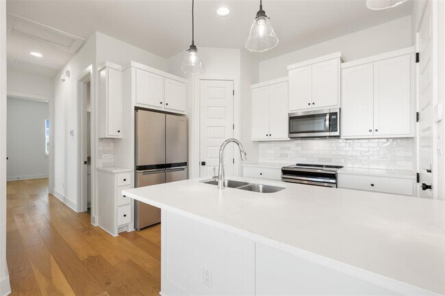 Building Photo - 212 E 20th St