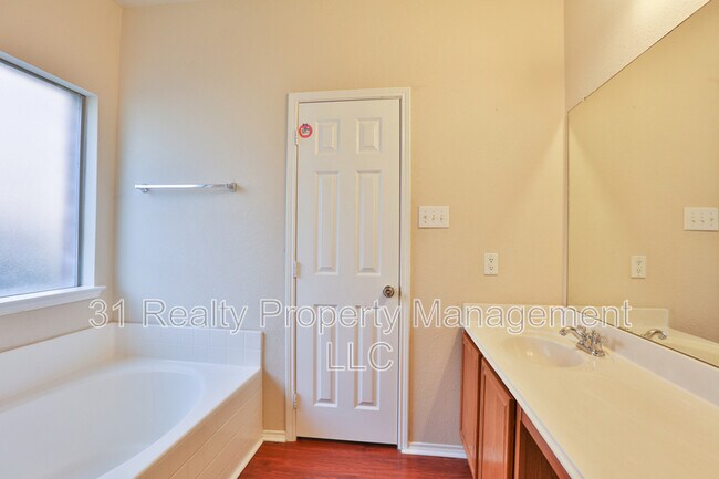 Building Photo - 3108 Kennedy Dr