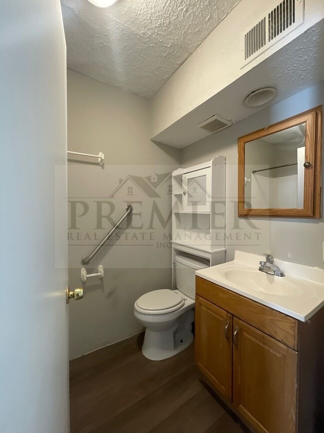 Building Photo - 2225 S Home Ave
