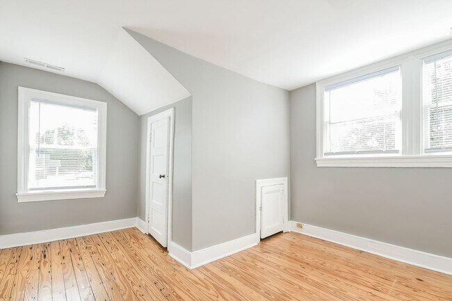 Building Photo - 4 bedroom / 1.5 bath in West Ashley ~ Move-in Today!