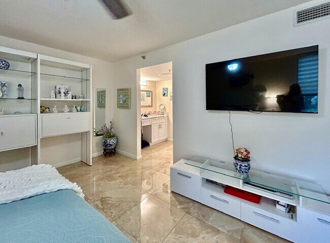 Building Photo - 7568 Regency Lake Dr