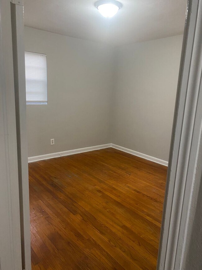 Building Photo - 3 bed 2 bath
