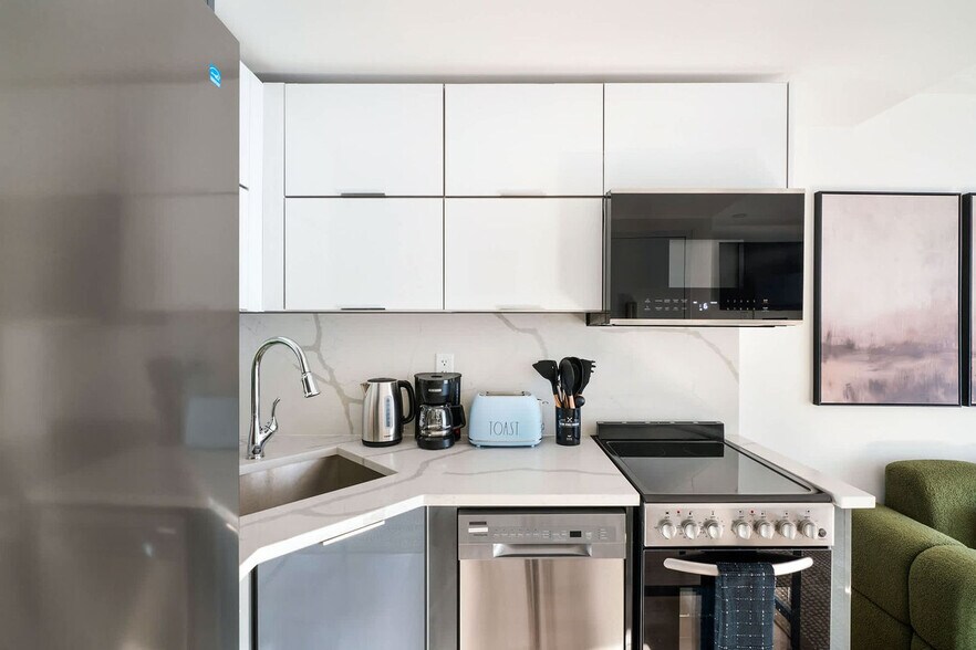 Building Photo - 335 E 22nd St