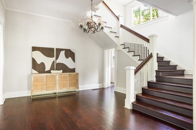 Building Photo - 5 Bed 5 Bath in Atlanta - Prime Location! ...