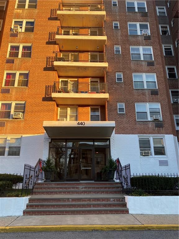 Primary Photo - 440 Warburton Ave