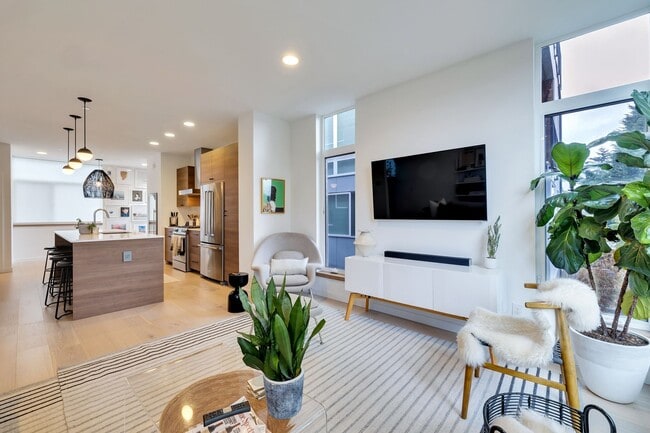 Building Photo - Modern stylish Madison Valley home