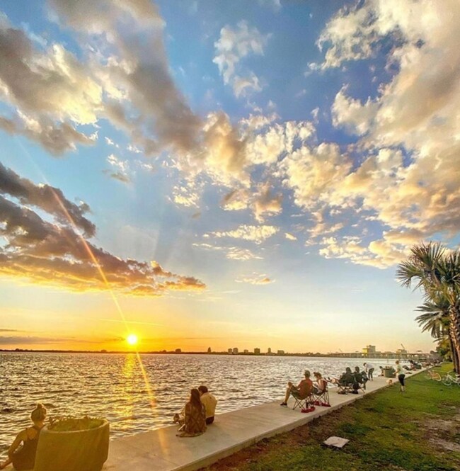 Primary Photo - Great Location, Near St. John's River, Bea...