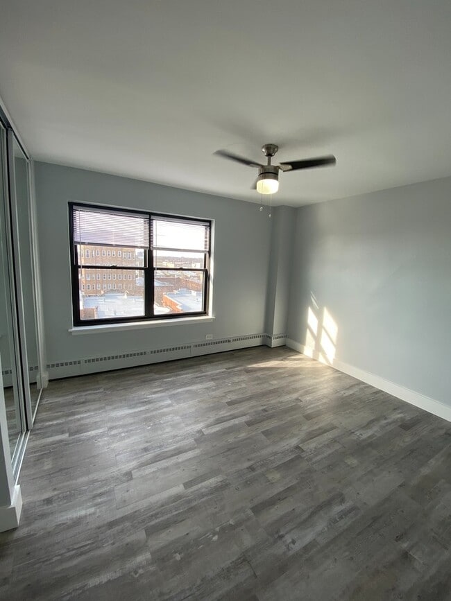 Building Photo - 5858 N Sheridan Rd