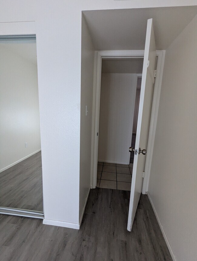 Building Photo - 563 N Santa Anna