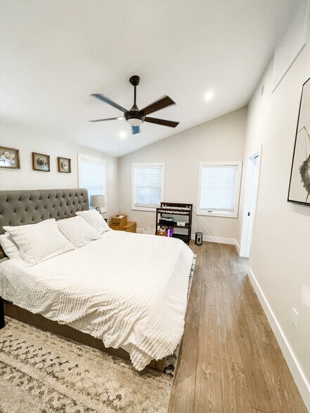 Master bedroom with vaulted ceilings - 303 Woodland Shores Rd