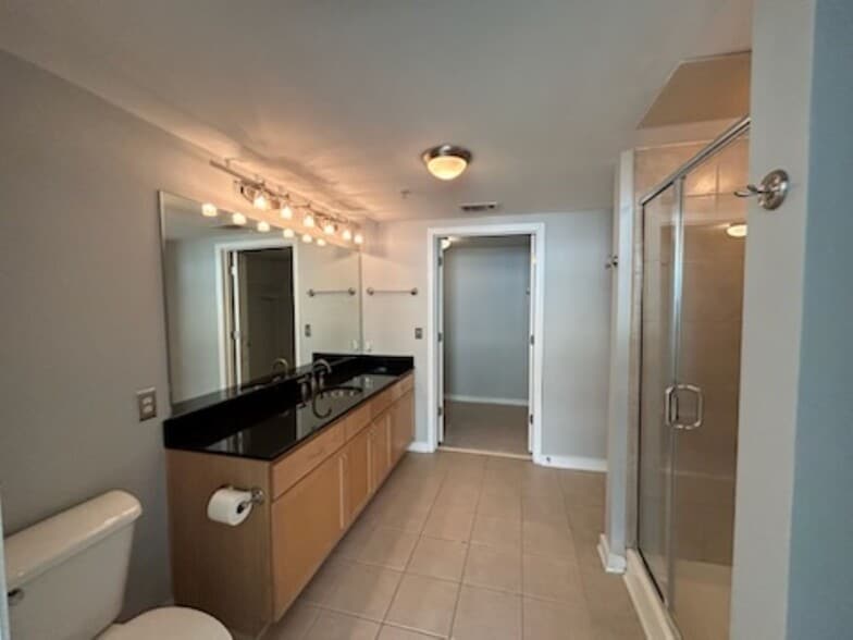 Full Bath/Walk in Closet - 2020 5th Ave S