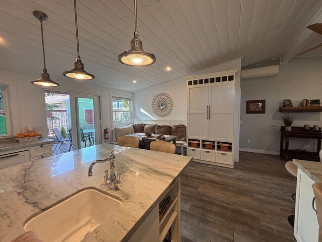 Building Photo - 2 Bed/2 Bath Oceanside Charmer!