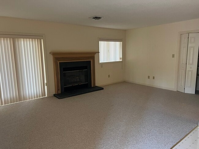 Building Photo - 303 Lake Pointe Dr