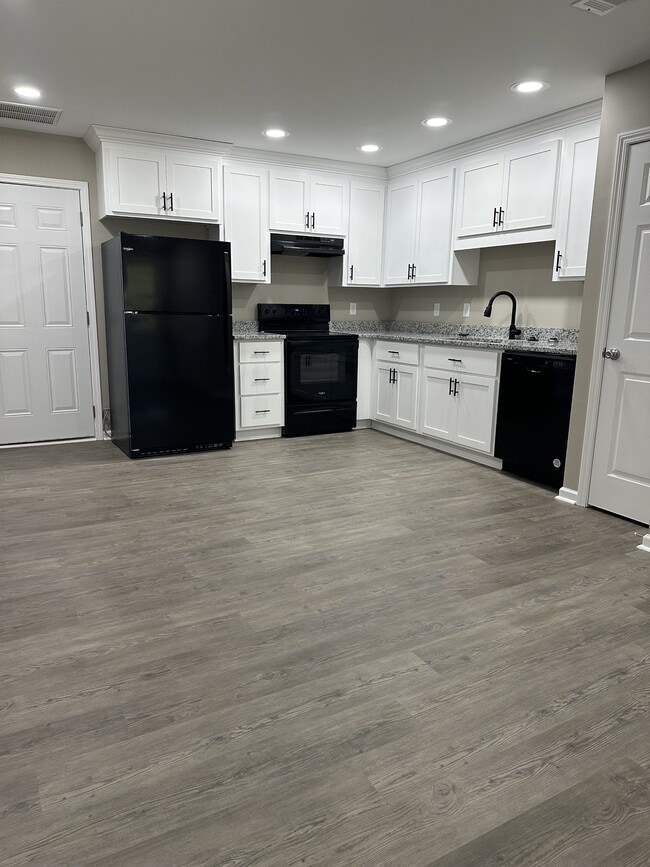 Building Photo - 609 40 th St E