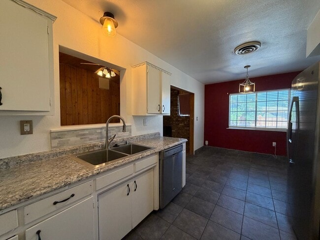 Building Photo - 3 Bedroom 2 Bathroom House on Corner Lot with 2 Car Garage Locate din Irwin Estates