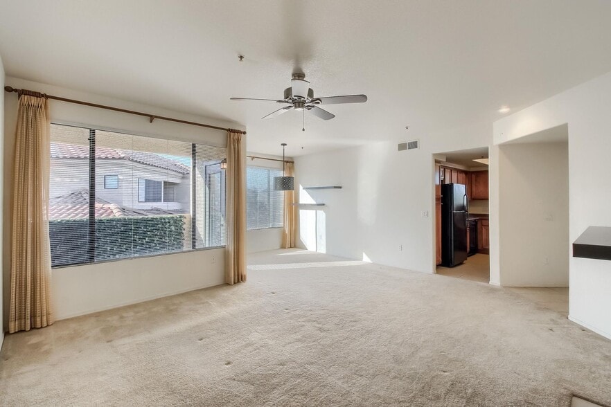 Building Photo - 4925 E Desert Cove Ave