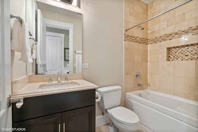 Building Photo - 1022 W Diversey Pkwy