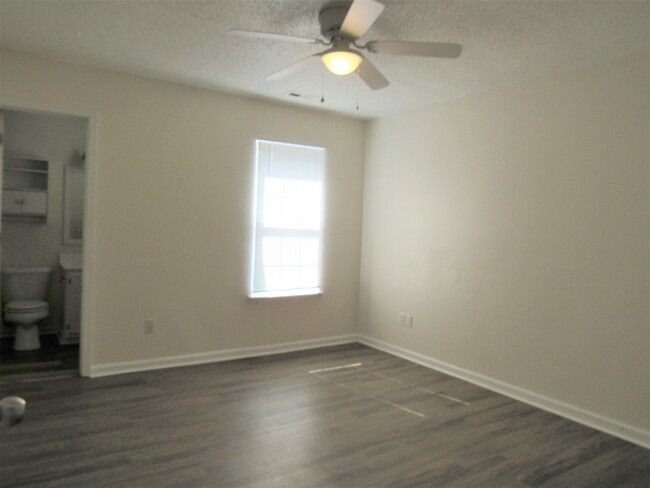 Building Photo - Nice 2 Bedroom Townhome Close to Camp Leje...