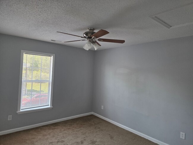 Building Photo - 2 Bedroom 1 Bath Upstairs Unit