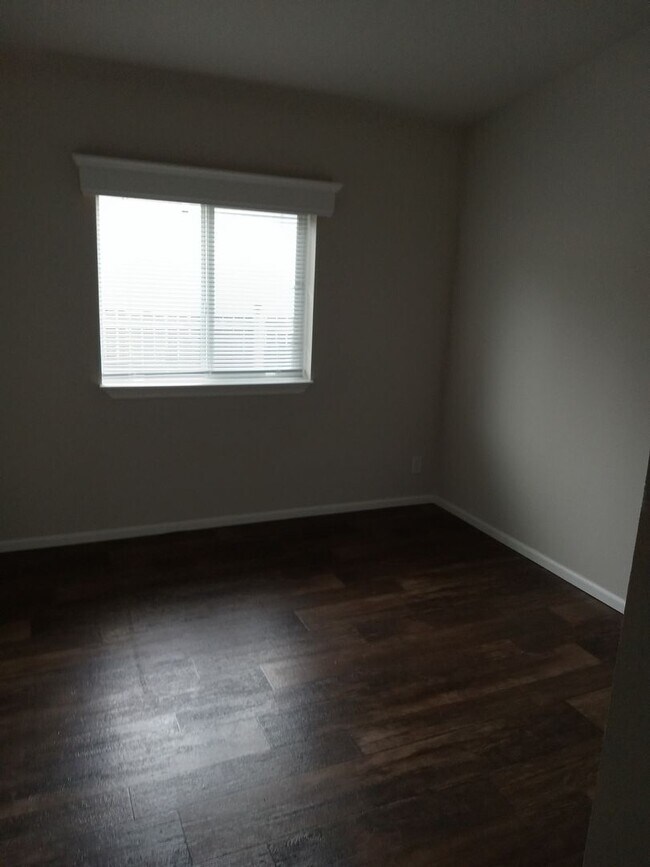 Building Photo - 47719 Fairyglen -3 bedroom / 2 Bath in Oakridge