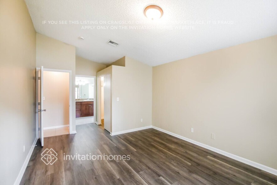 Building Photo - 10890 NW 46th Dr