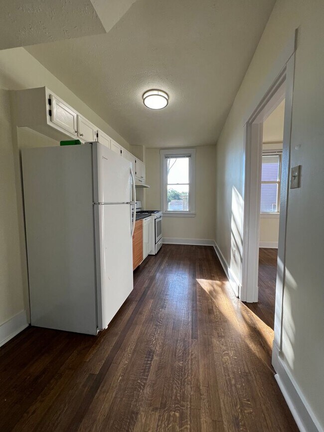 Building Photo - Now showing 2BR 1 Bath Townhouse!