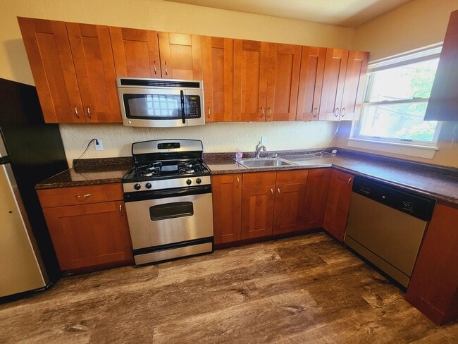 Building Photo - 2 Bed 1 Bath Townhouse for Rent in Lawrenceville!