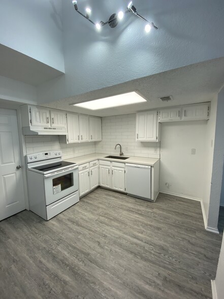 Upgraded Kitchen - 311 Kings Way Dr