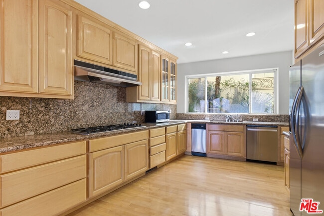 Building Photo - 8120 Billowvista Dr