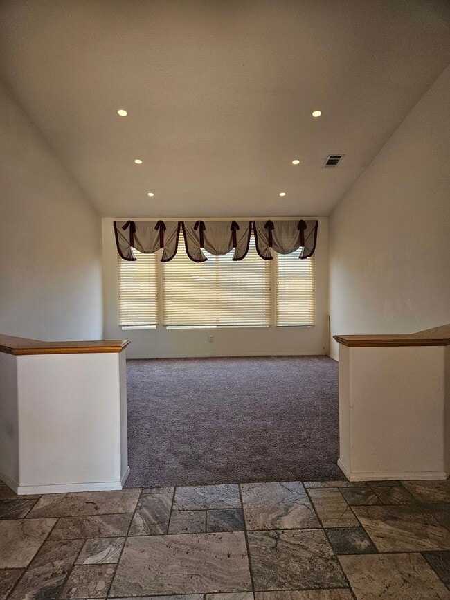 Building Photo - 3 Bedrooms, Den, 2 Bathrooms, 3 Car Garage...