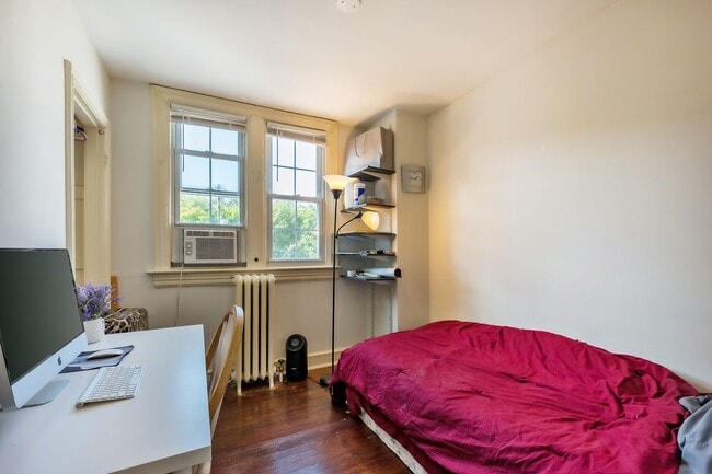 Building Photo - NW Rowhouse Near Georgetown University & Hospital Available Early August