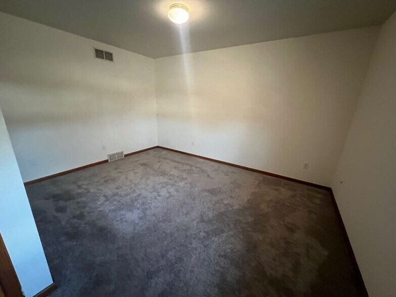 Building Photo - 910 N Clover Ln