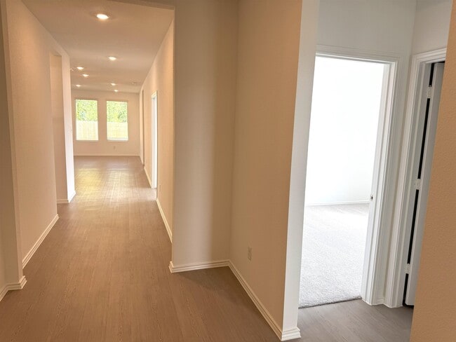 Building Photo - 203 Heritage Grv