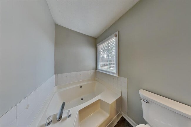 Building Photo - 351 Robin Hood Dr