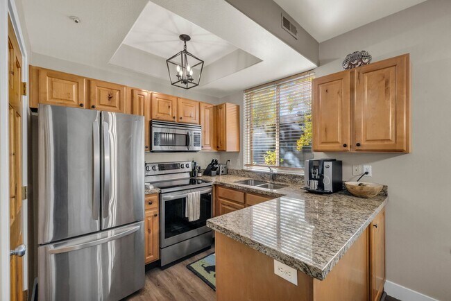 Building Photo - 2 Bed Pinecreek Condo with garage