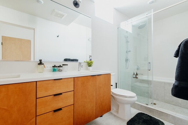 Building Photo - Modern 3 Bed, 3.5 Bath Townhouse for Rent