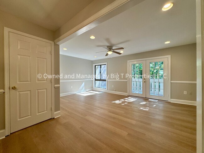 Building Photo - Beautifully updated huge townhouse in Wood...