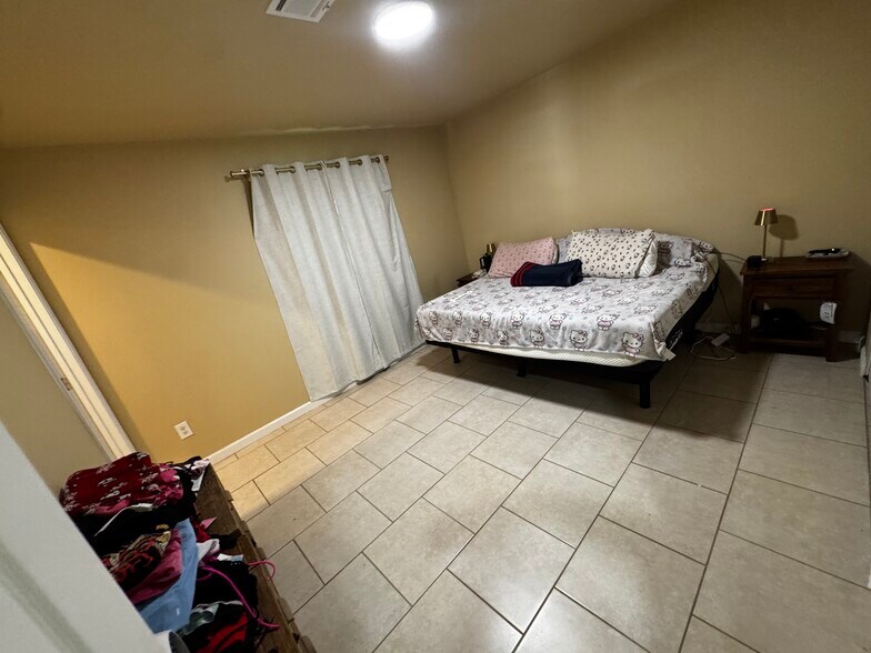 Building Photo - 879 N Mountain View Ave